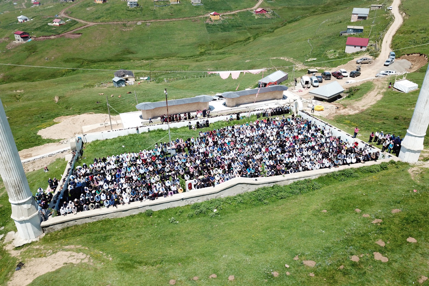 Kadırga yaylasındaki çatısız cami yaz aylarında her Cuma dolup taşıyor 13