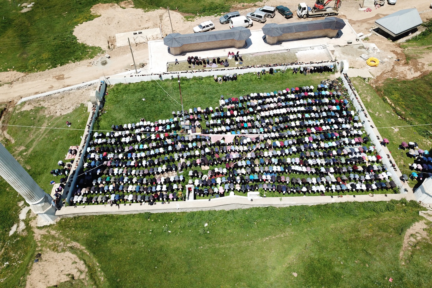 Kadırga yaylasındaki çatısız cami yaz aylarında her Cuma dolup taşıyor 9