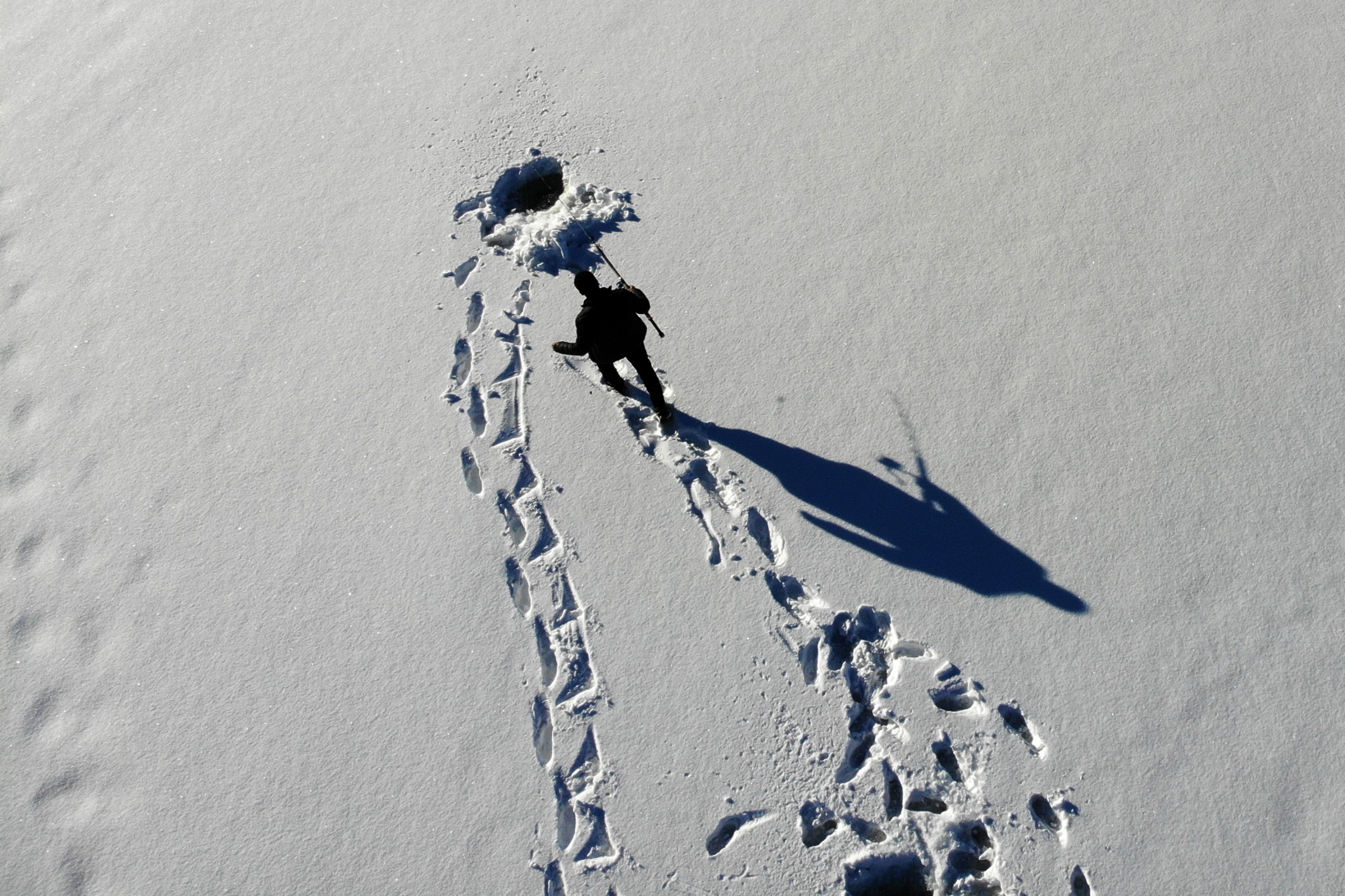 Baraj gölündeki 40 santimlik buzu kazma ile kırıp balık tutuyorlar 10