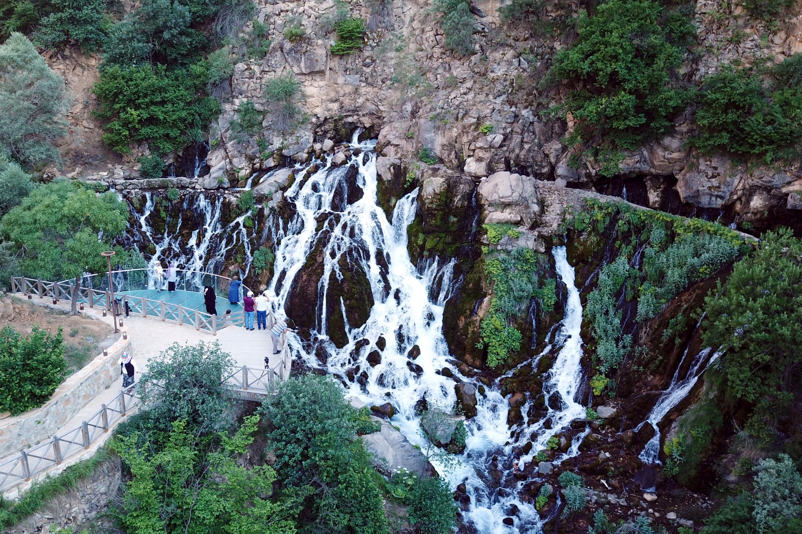 Serinlemek isteyen Tomara Şelalesi’nin yolunu tutuyor 1