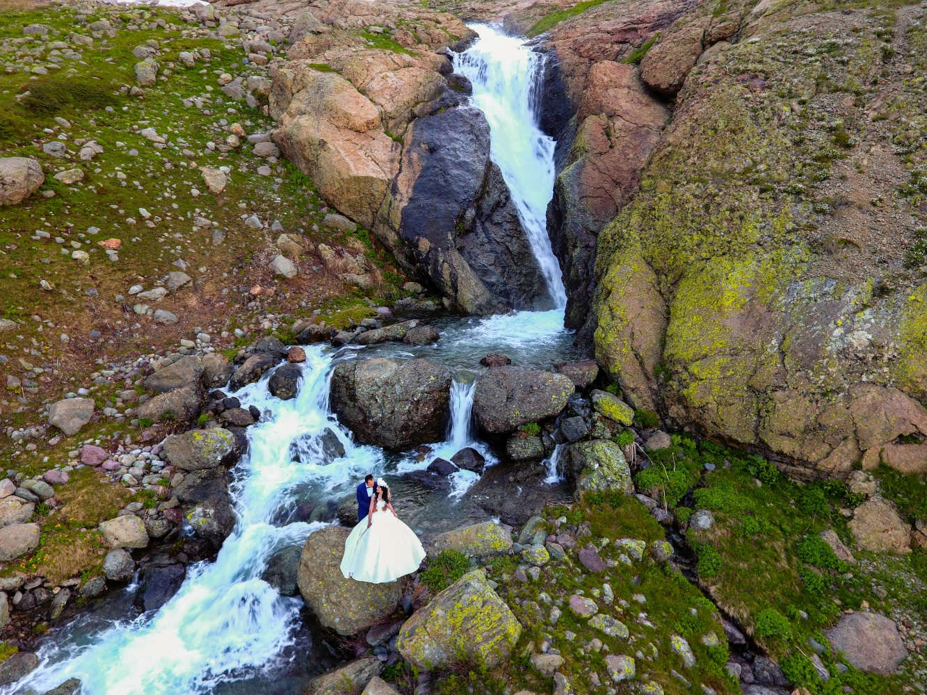 2 bin 500 metre rakımda düğün fotoğrafı çekilerek tarihe geçtiler 14