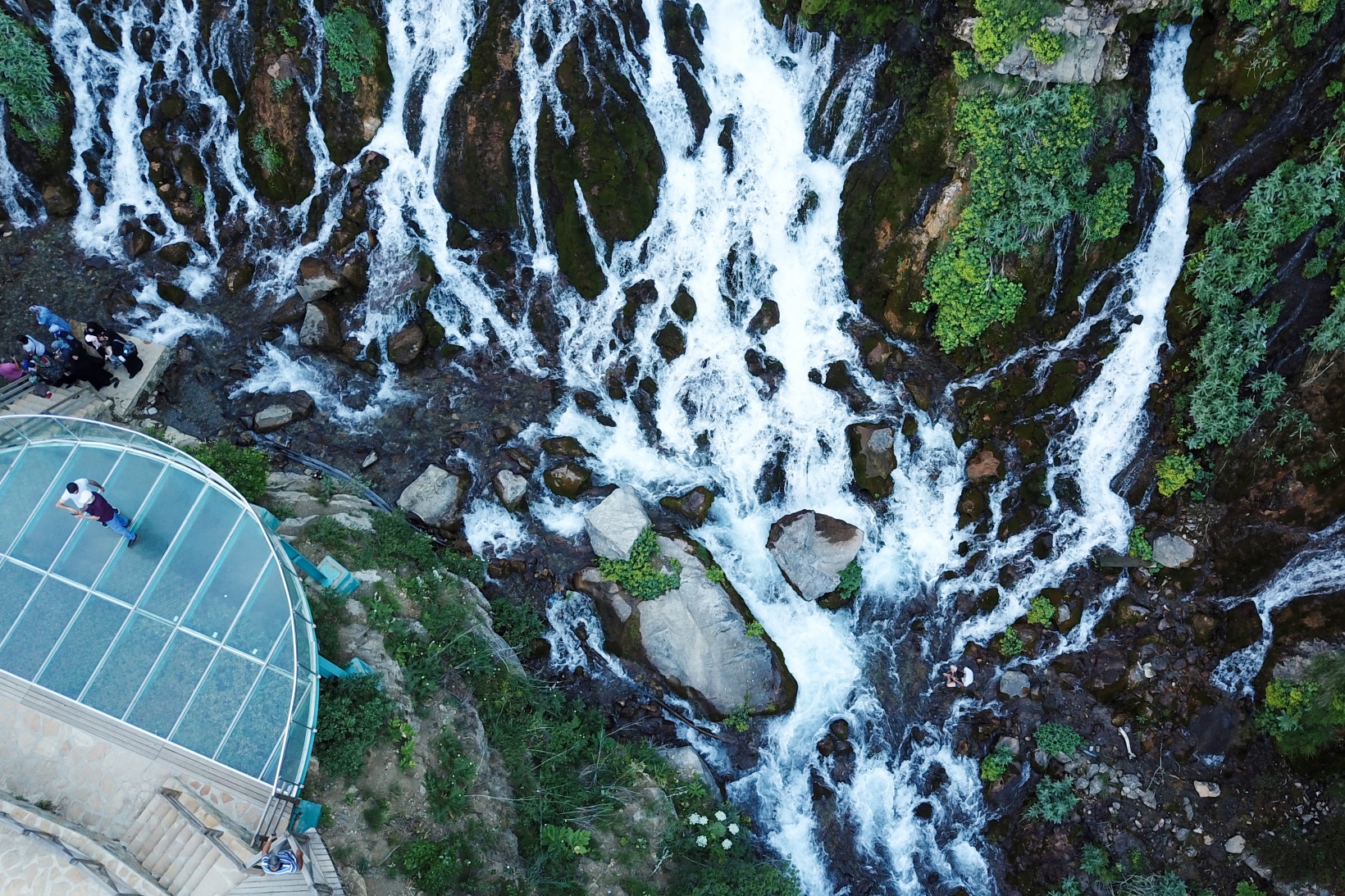 Serinlemek isteyen Tomara Şelalesi’nin yolunu tutuyor 3