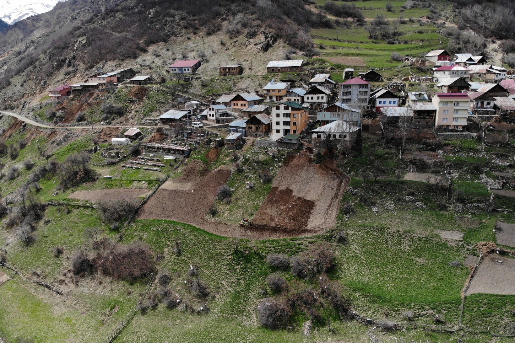 Zorlu şartlara rağmen karasaban ile üretime devam ediyorlar 11