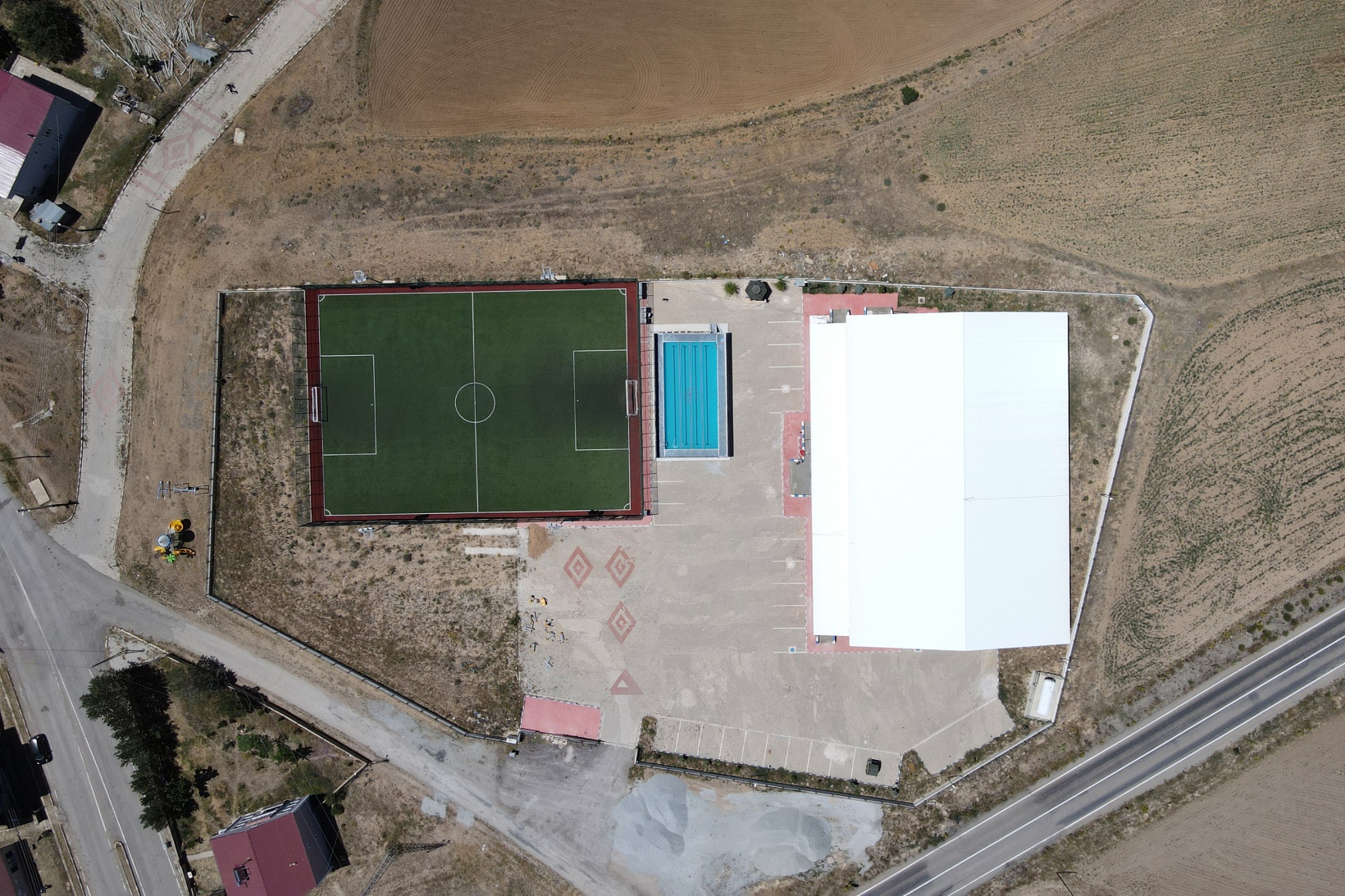 Bin 570 metre rakımdaki havuzda yüzmeyi öğreniyorlar 3