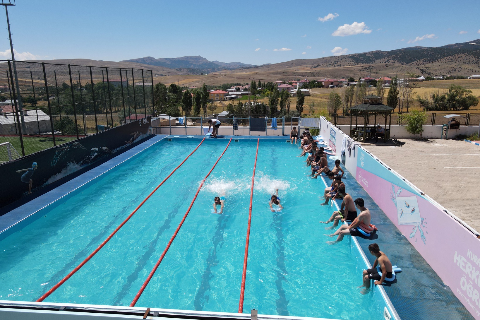 Bin 570 metre rakımdaki havuzda yüzmeyi öğreniyorlar 9