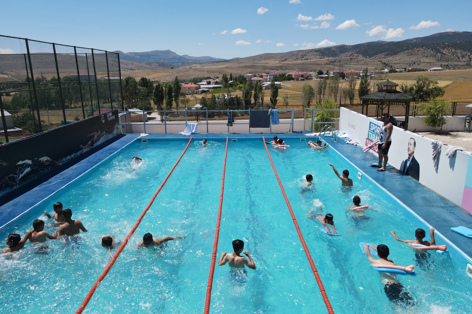 Bin 570 metre rakımdaki havuzda yüzmeyi öğreniyorlar 10