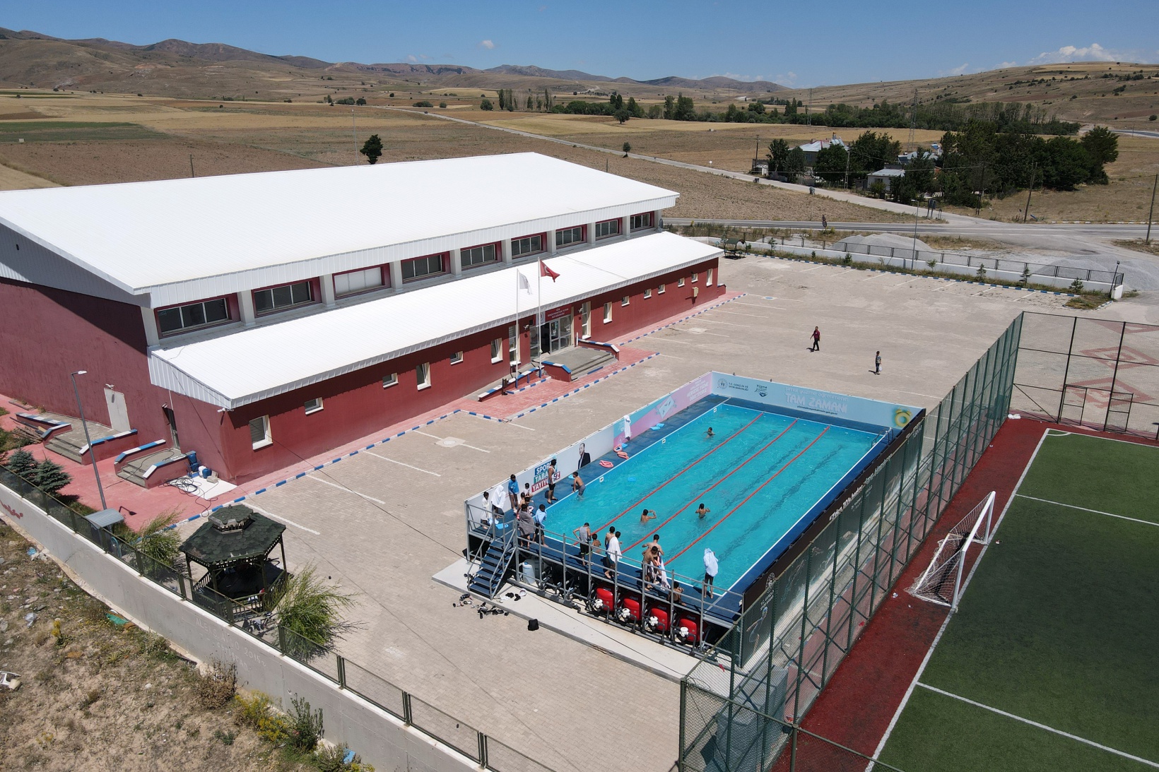 Bin 570 metre rakımdaki havuzda yüzmeyi öğreniyorlar 6