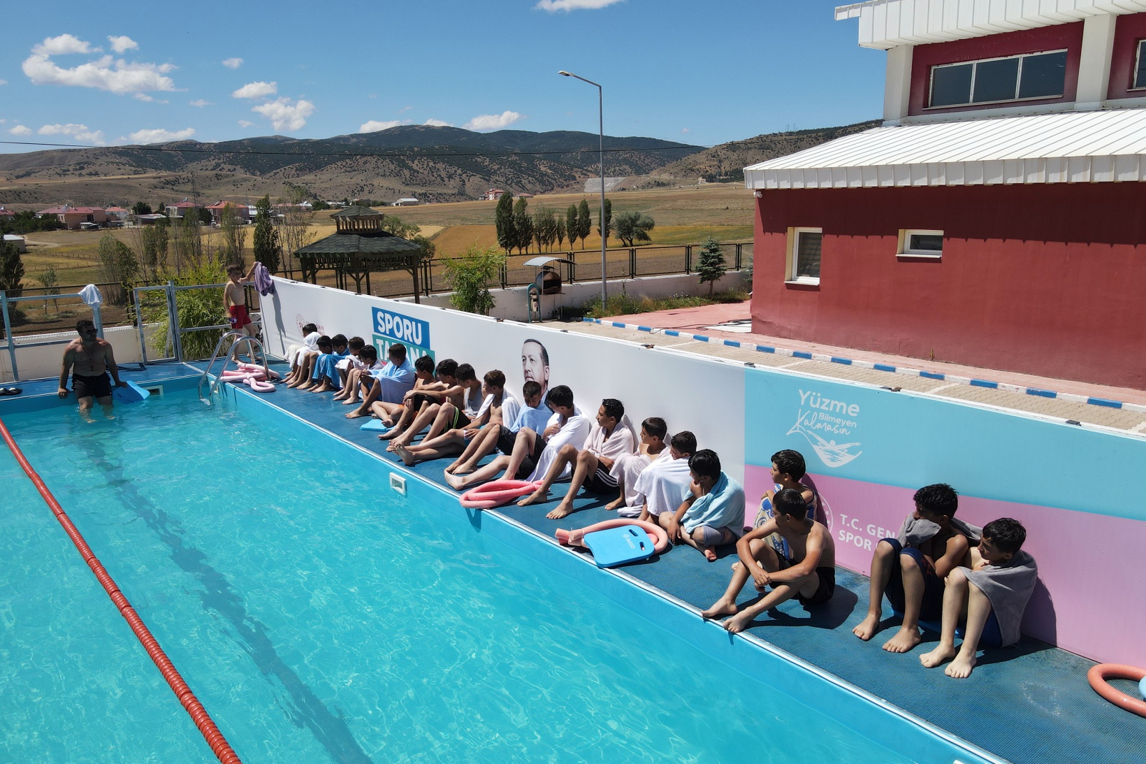 Bin 570 metre rakımdaki havuzda yüzmeyi öğreniyorlar 2