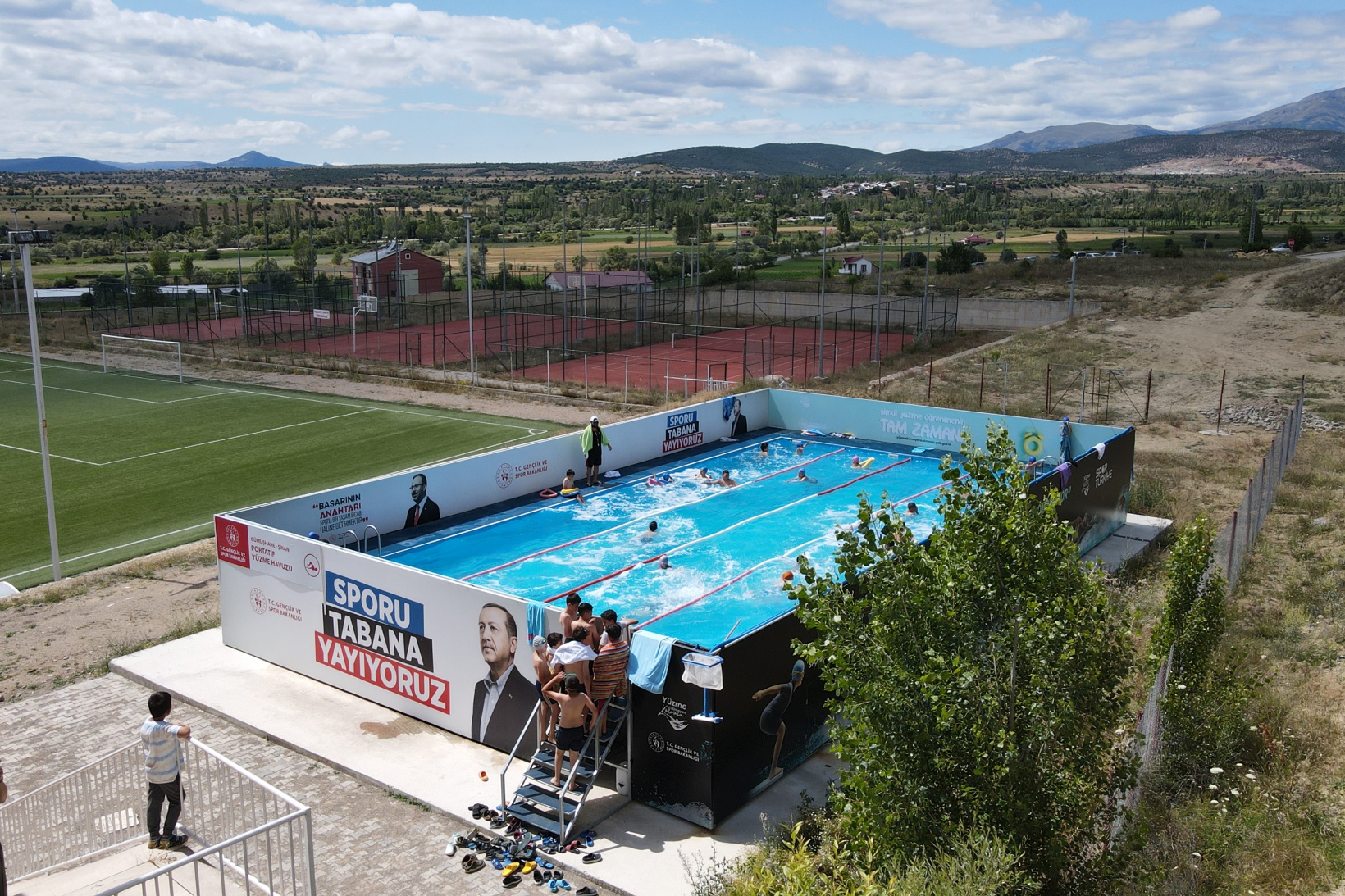 Portatif yüzme havuzları çocukların yüzünü güldürdü 3