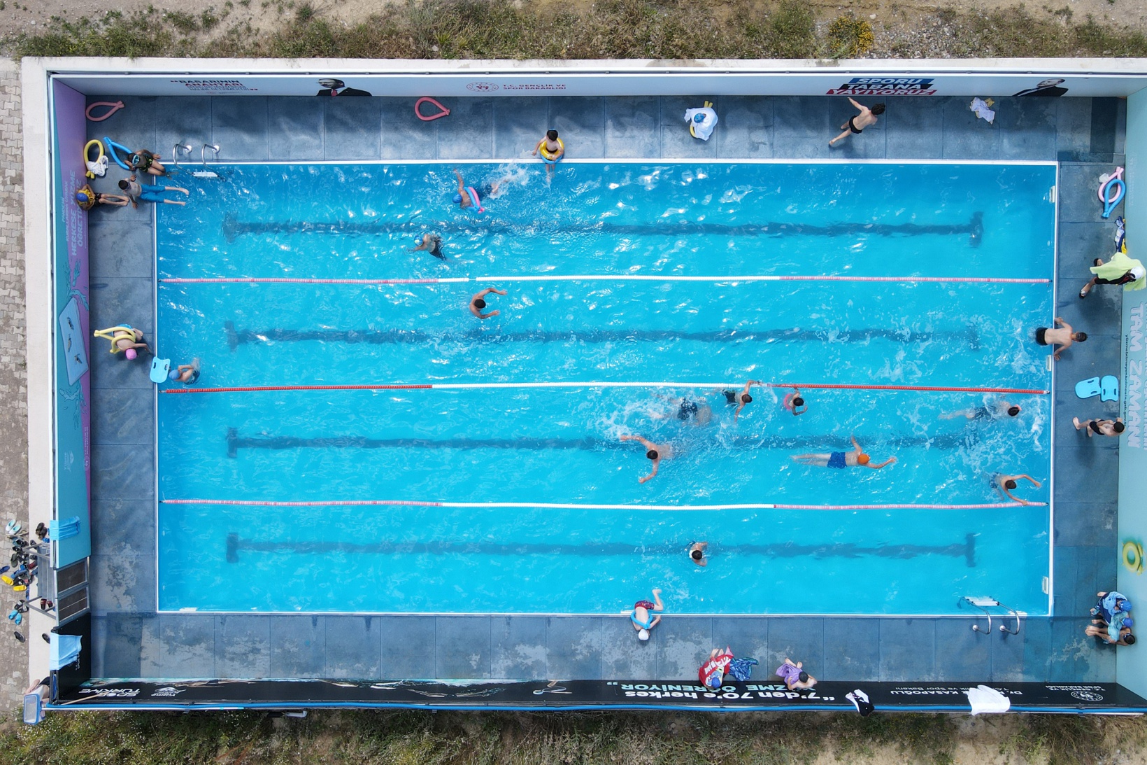 Portatif yüzme havuzları çocukların yüzünü güldürdü 18