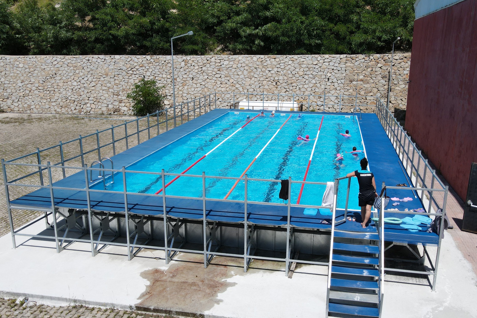 Portatif yüzme havuzları çocukların yüzünü güldürdü 10