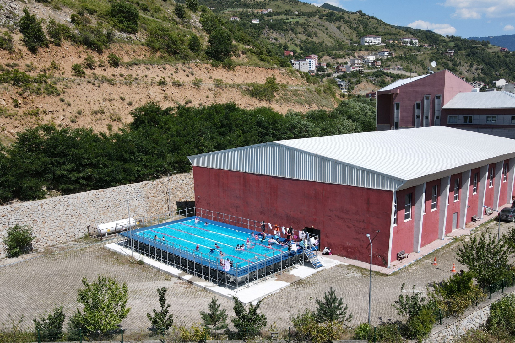 Portatif yüzme havuzları çocukların yüzünü güldürdü 21