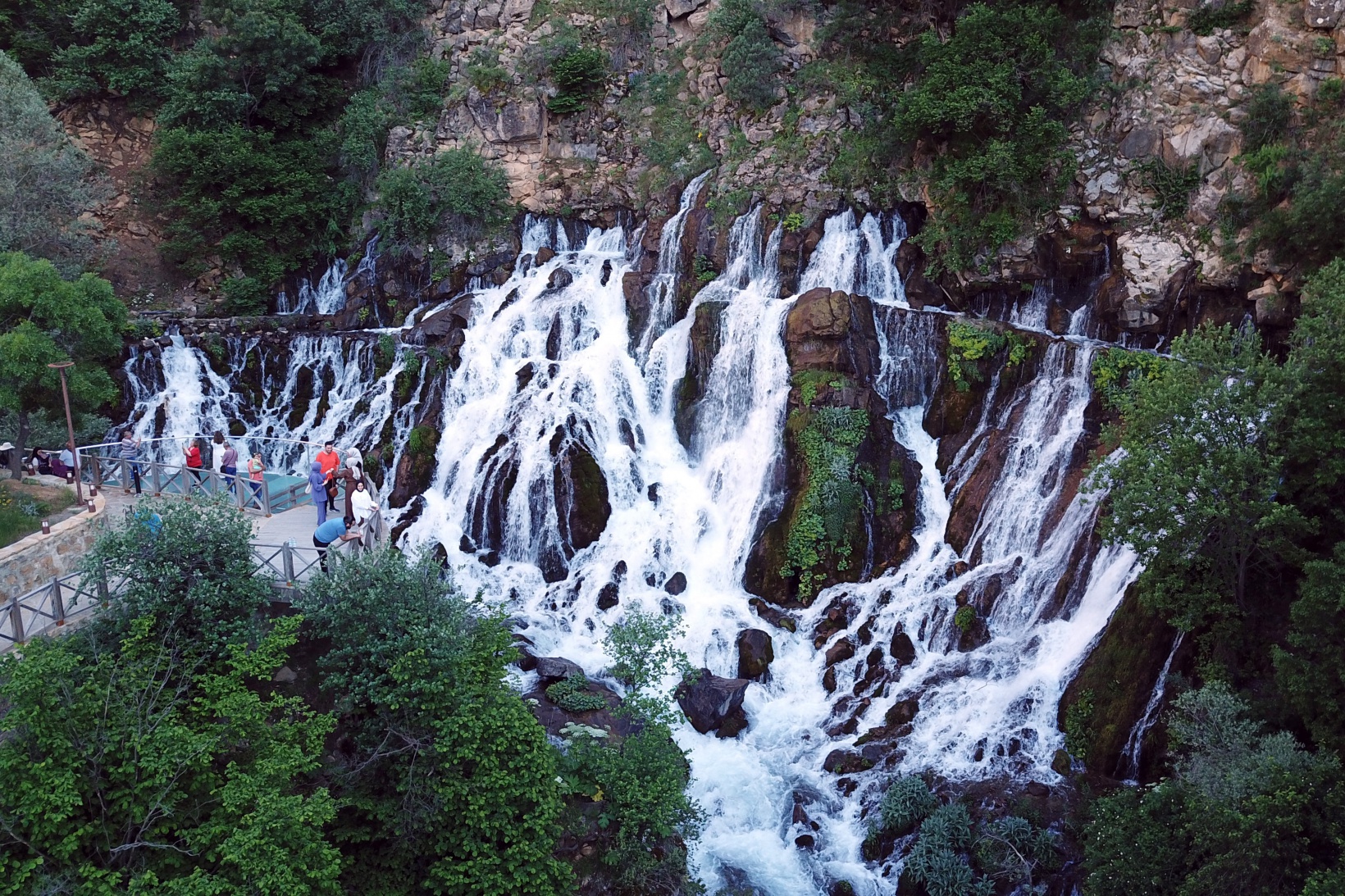 Sıcaktan kaçan soluğu Tomara Şelalesinde alıyor 4