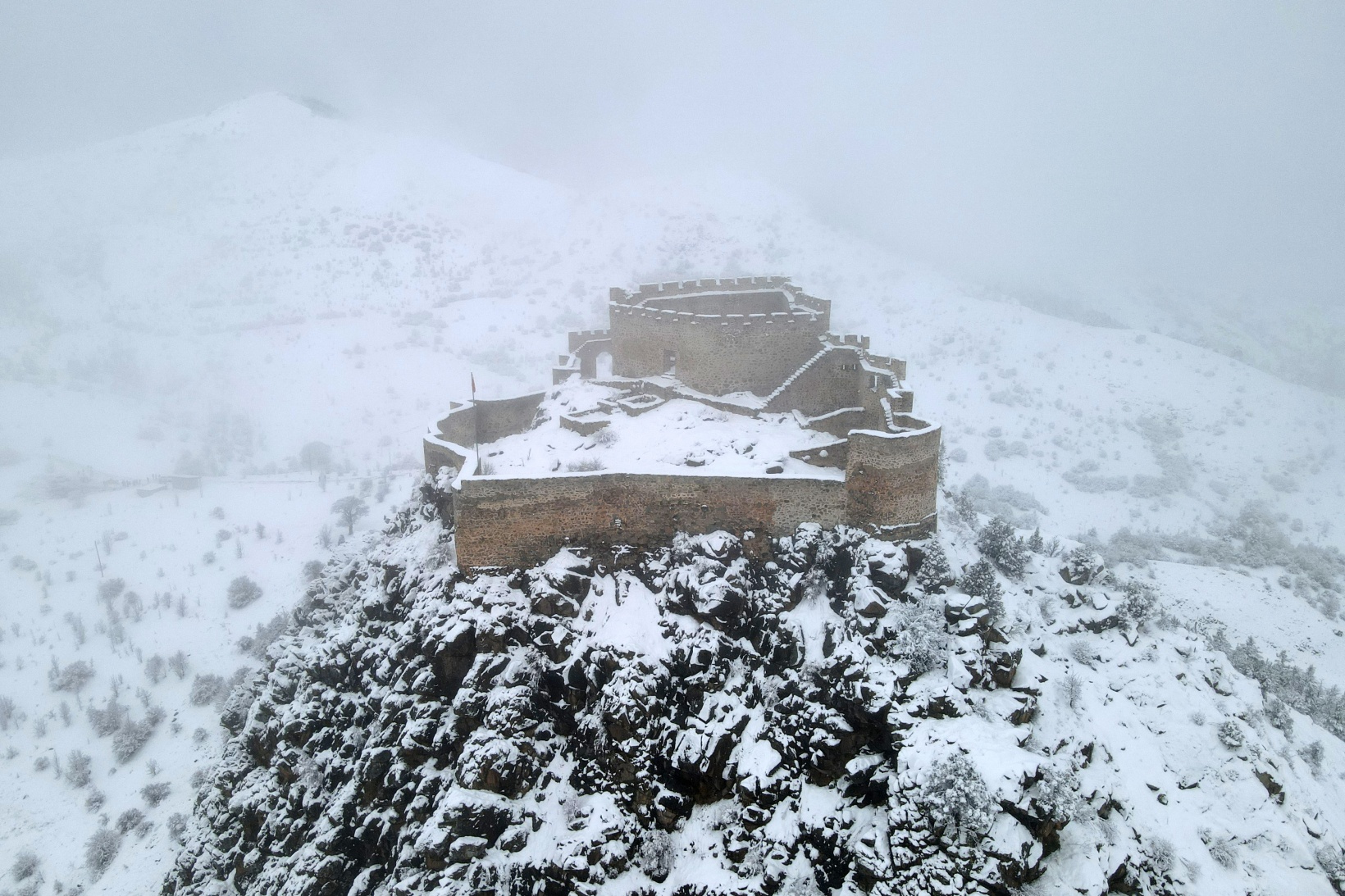 Gümüşhane’de 152 genç kar altında tarihi kaleyi keşfetti 20