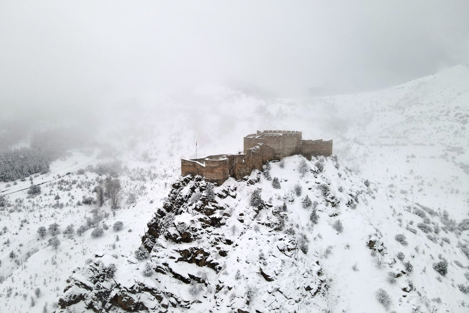 Gümüşhane’de 152 genç kar altında tarihi kaleyi keşfetti 11