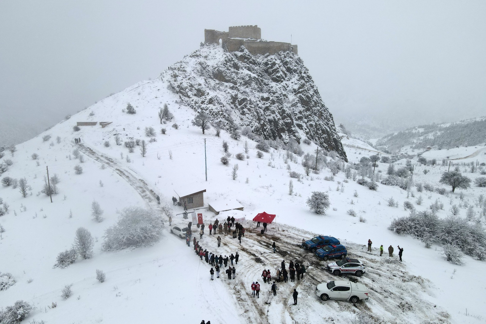 Gümüşhane’de 152 genç kar altında tarihi kaleyi keşfetti 19