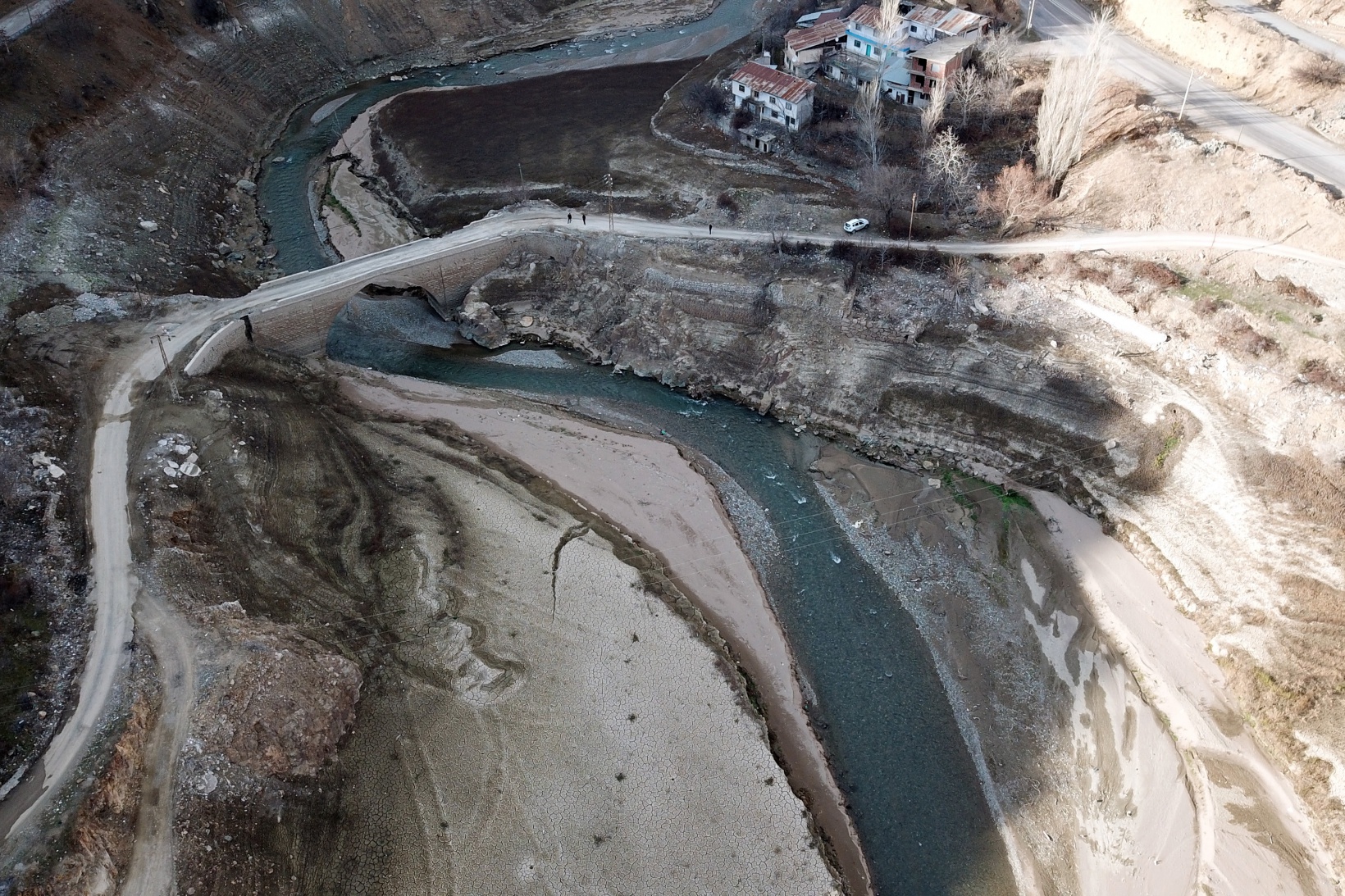Torul baraj gölünde su seviyesi 40 metre çekildi 2