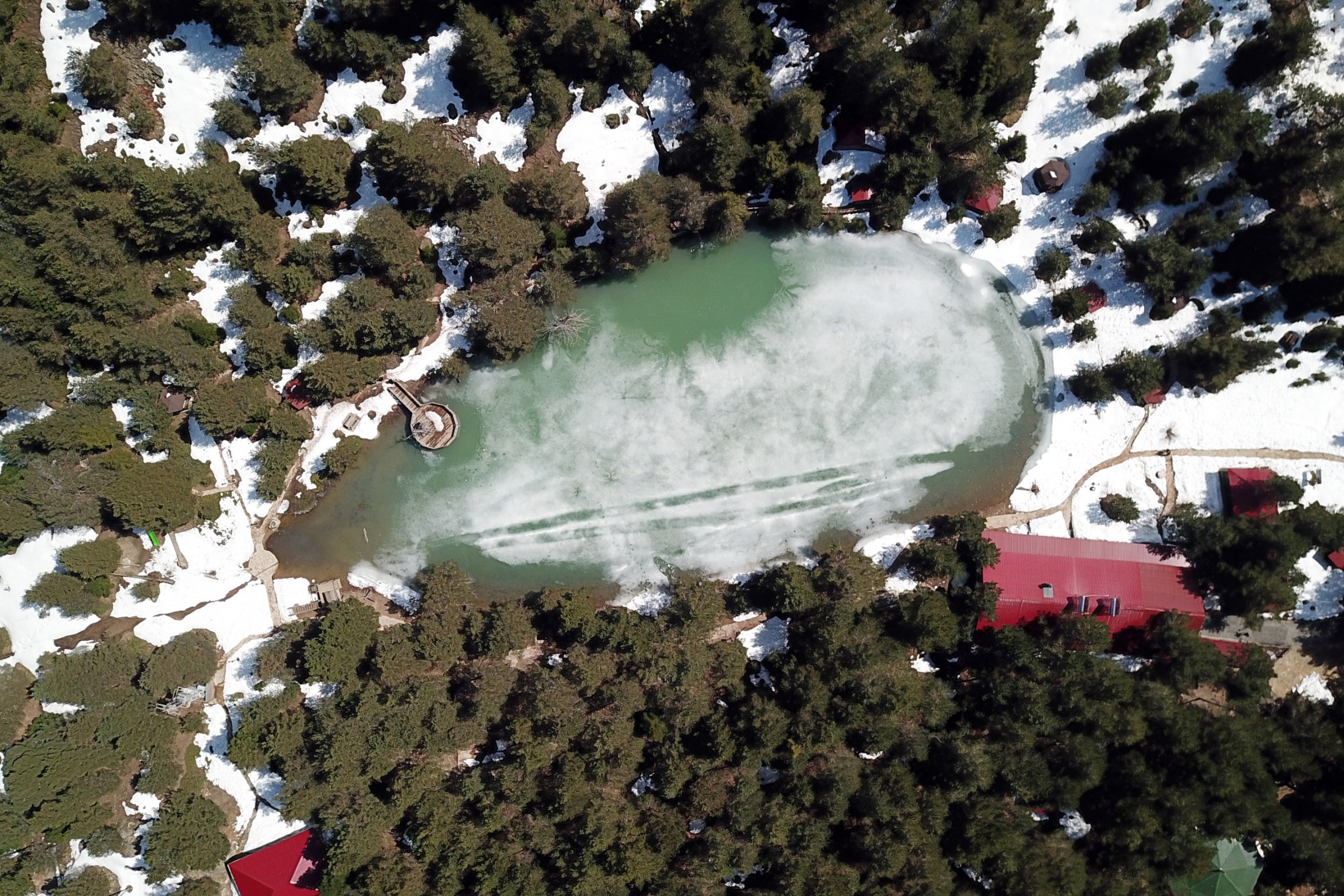 Limni Gölünde yılın son kar manzarası büyüledi 31