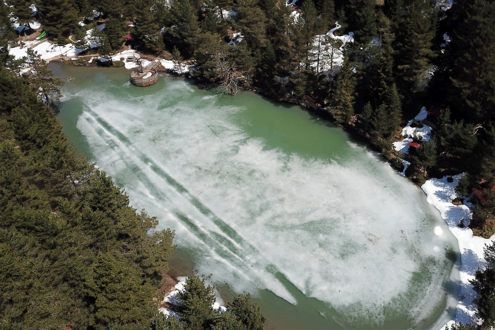 Limni Gölünde yılın son kar manzarası büyüledi 16