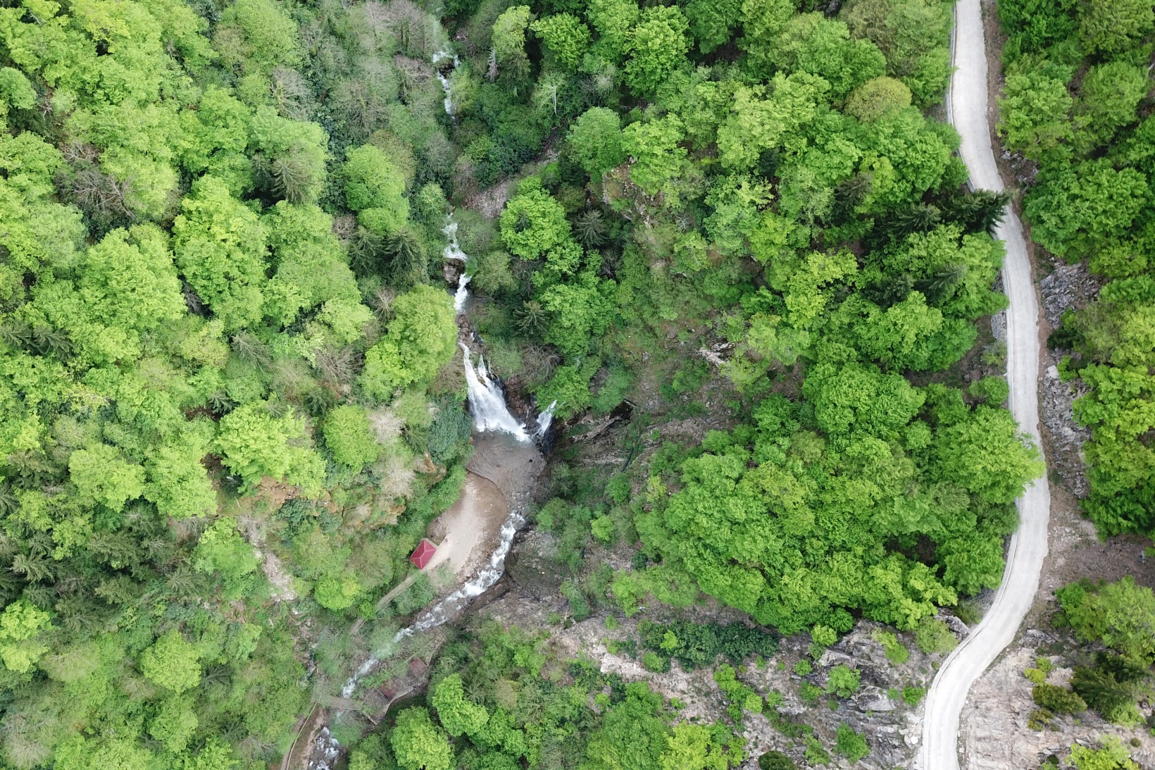 Gümüşhane'nin saklı cenneti Çağlayandibi Şelalesi baharla coştu 3