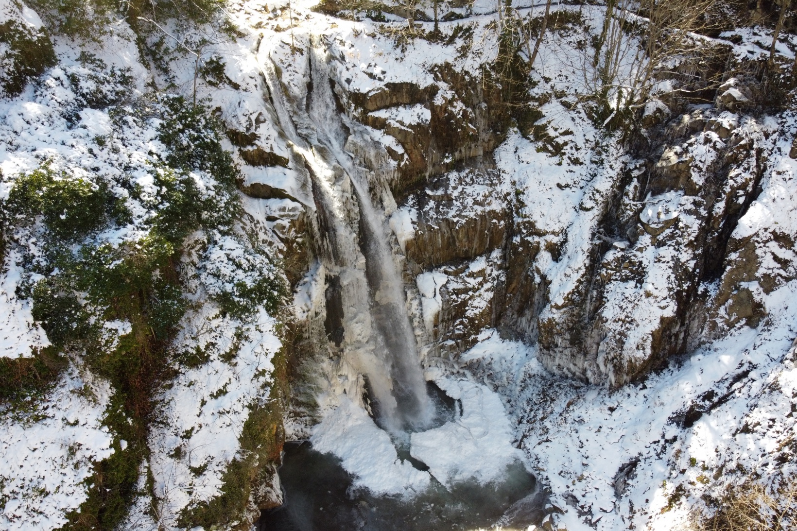 Gümüşhane’de Çağlayandibi Şelalesi buz tuttu 1