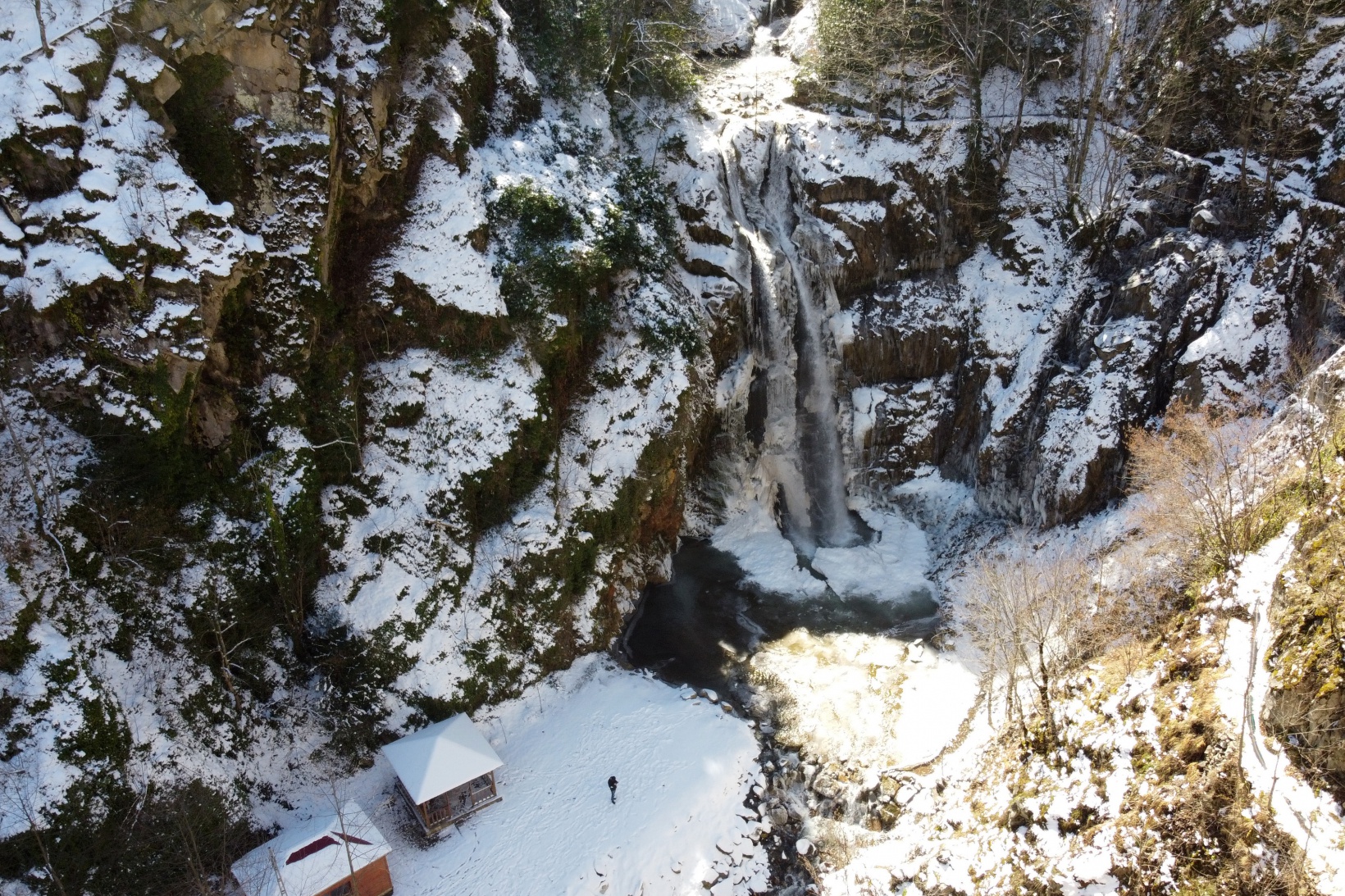 Gümüşhane’de Çağlayandibi Şelalesi buz tuttu 2