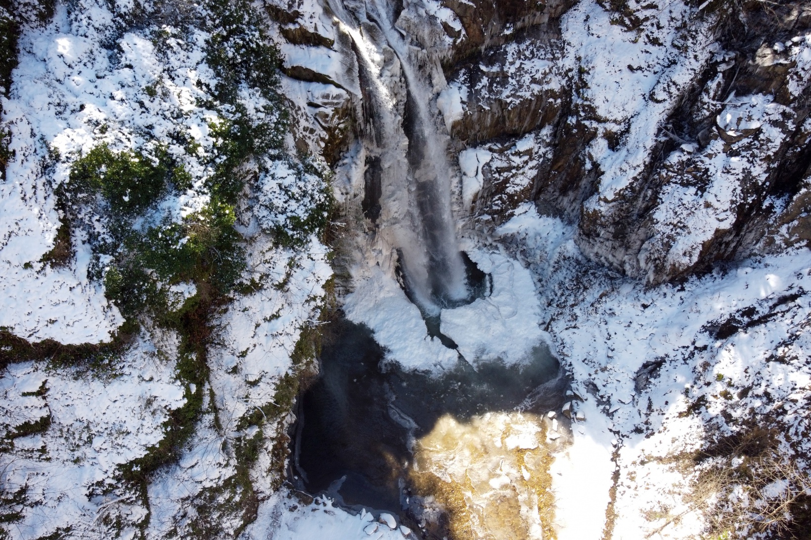 Gümüşhane’de Çağlayandibi Şelalesi buz tuttu 3