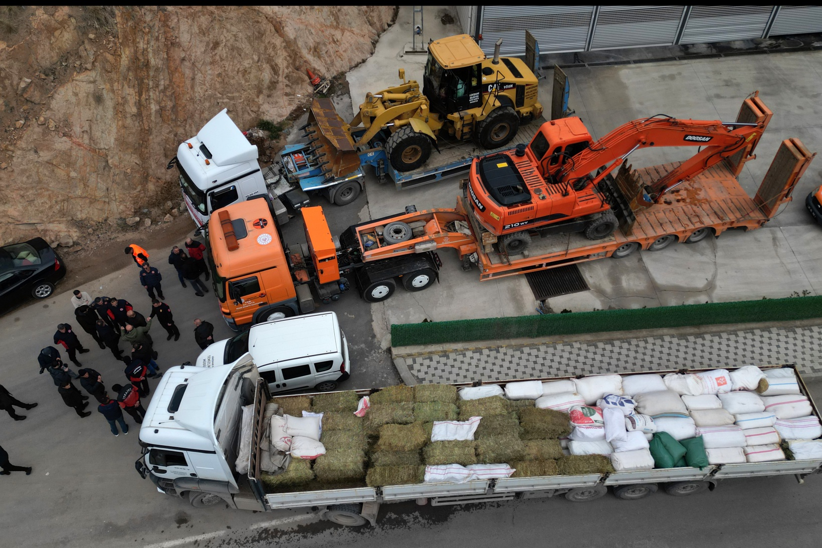 Gümüşhane Belediyesi ekibi Çelikhan ilçesine doğru yola çıktı 8
