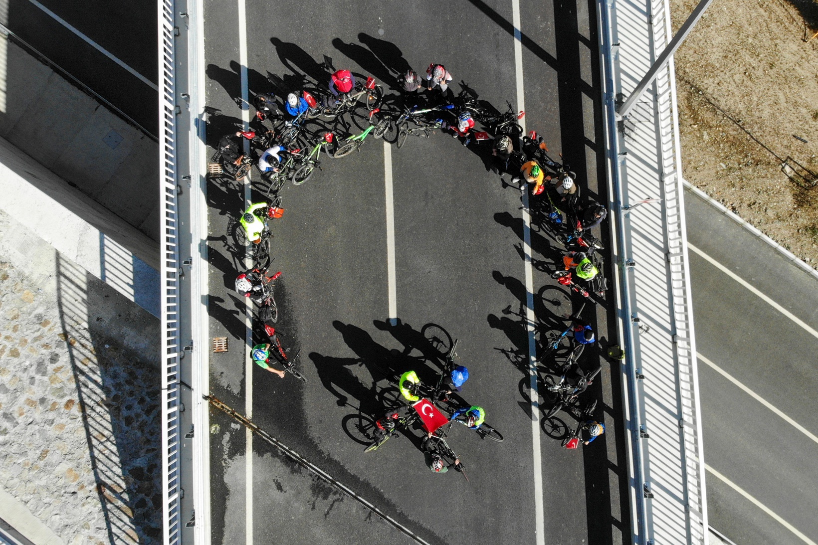 Gümüşhane’de 29 bisikletçi Cumhuriyetin 100. yılında Zigana Tüneli’ni bisikletle geçti 44