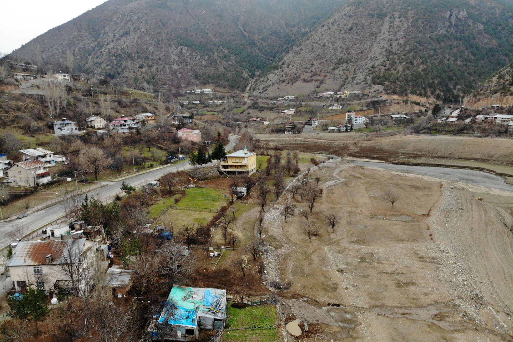 Bu mahallenin başı yıllardan beri baraj gölündeki çöplerle dertte 4