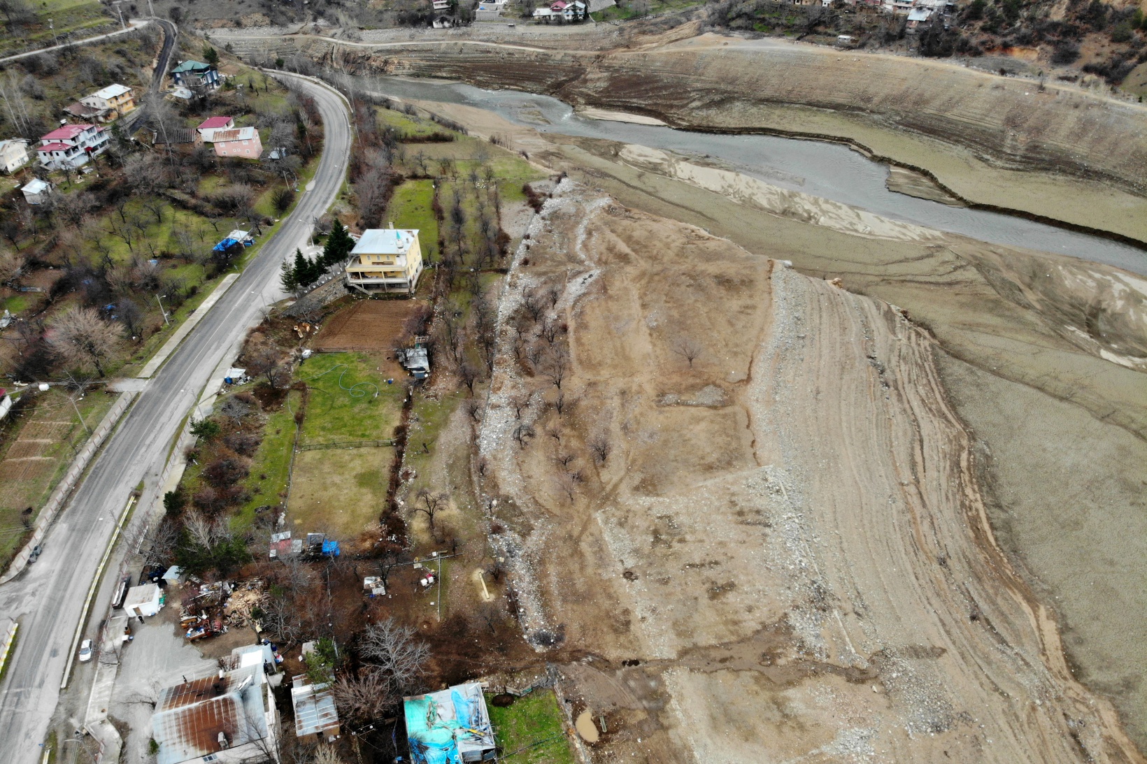 Bu mahallenin başı yıllardan beri baraj gölündeki çöplerle dertte 5