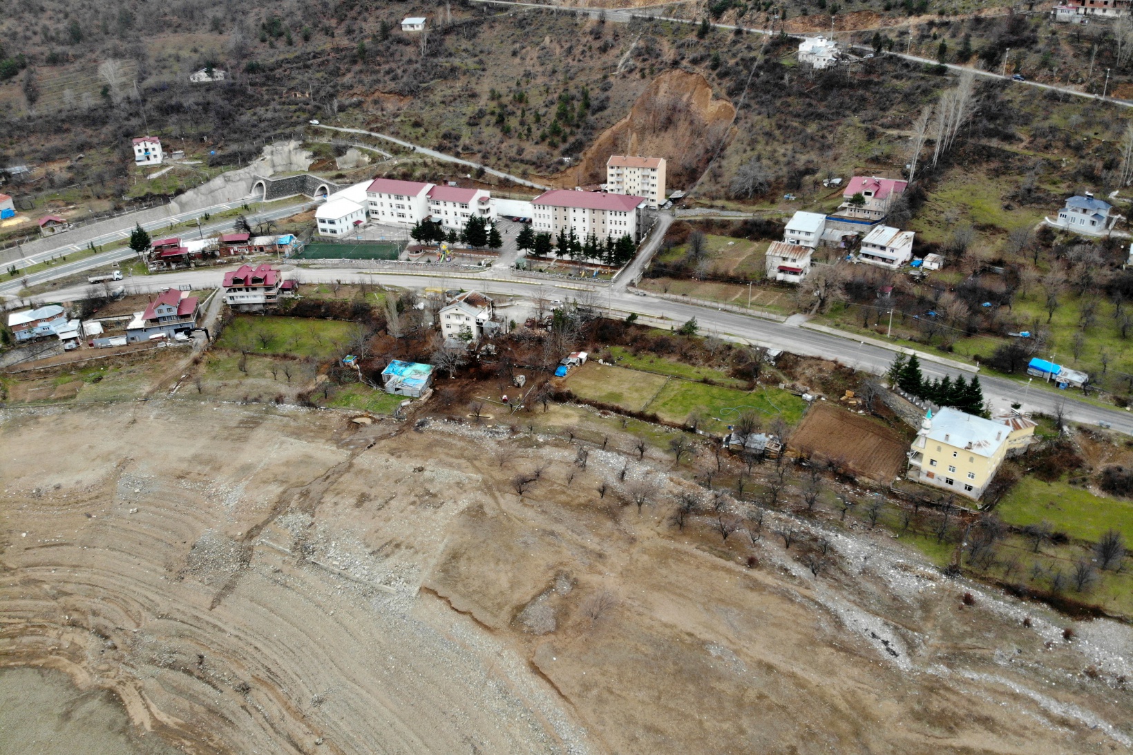 Bu mahallenin başı yıllardan beri baraj gölündeki çöplerle dertte 6