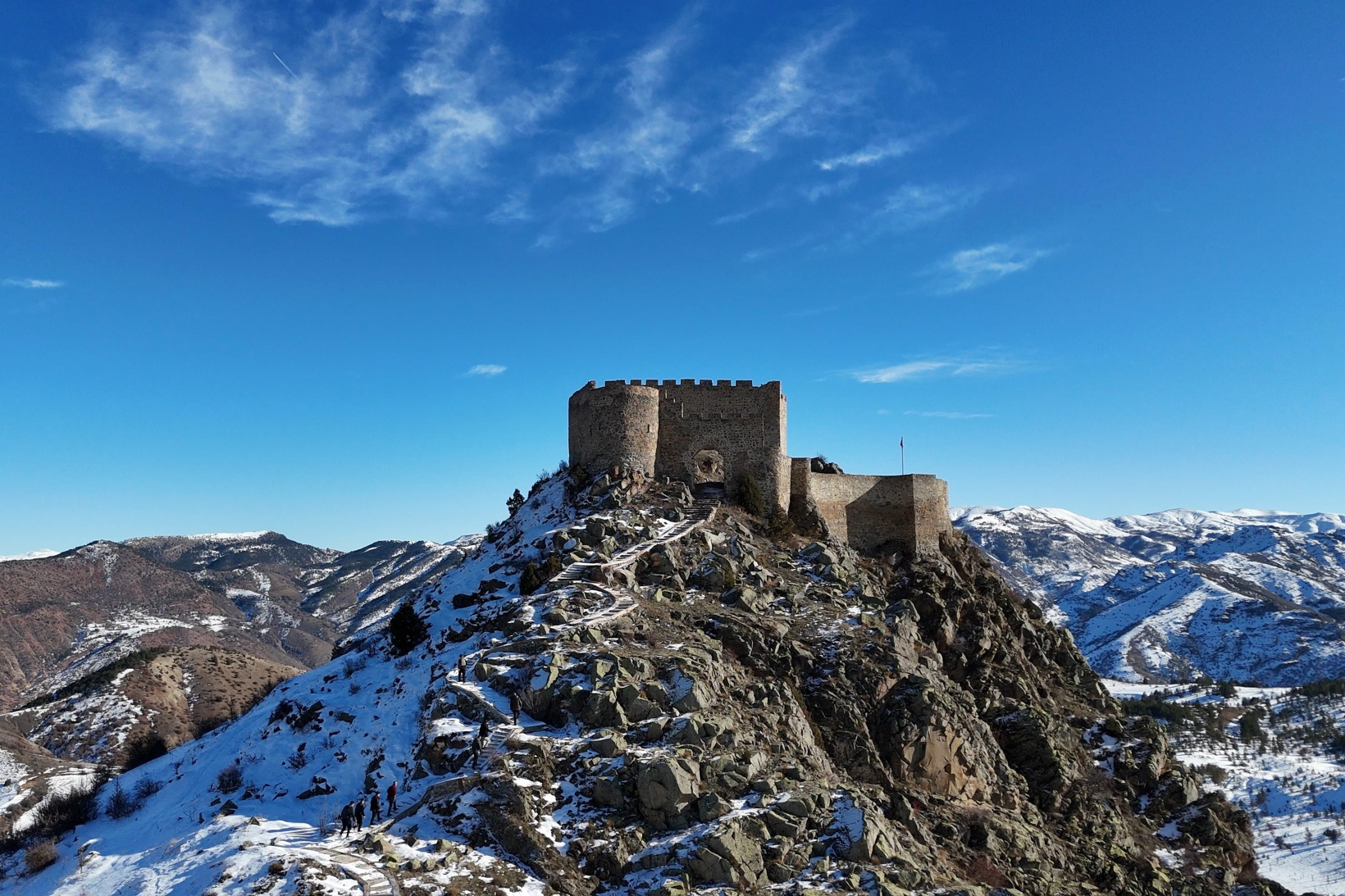 Vali Baruş, Gümüşhane’nin tarihi kalelerini inceledi 6