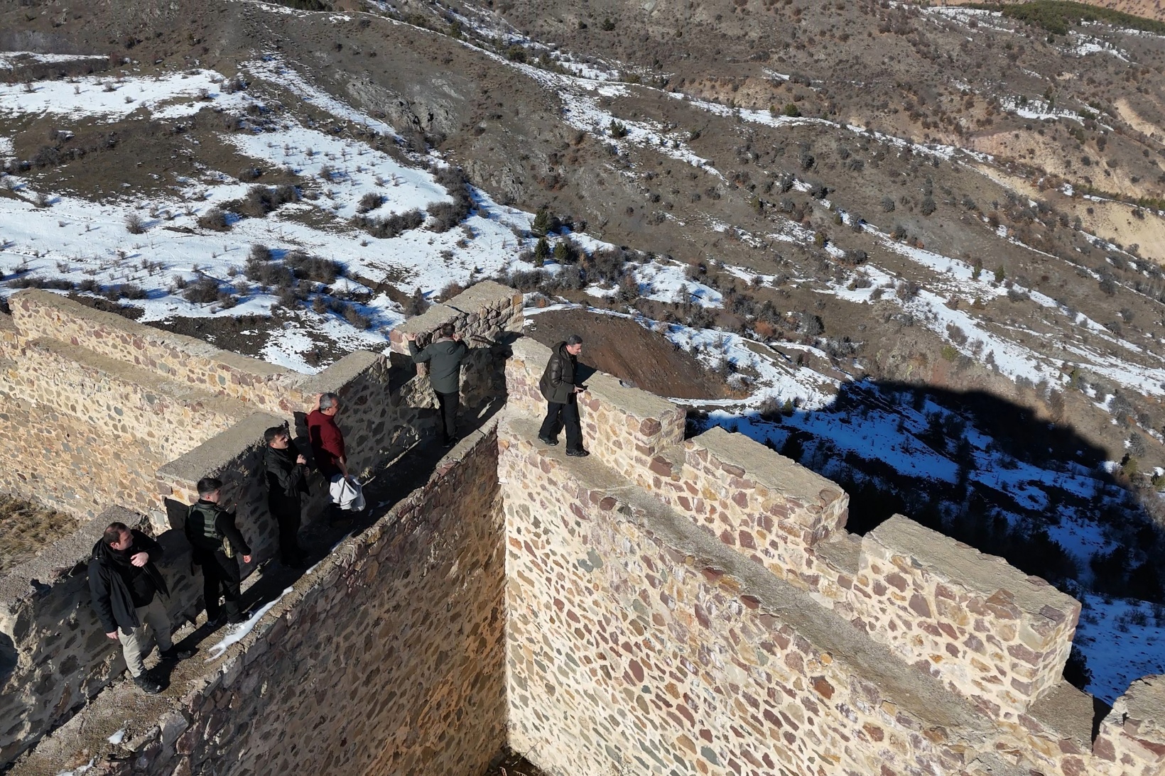 Vali Baruş, Gümüşhane’nin tarihi kalelerini inceledi 27