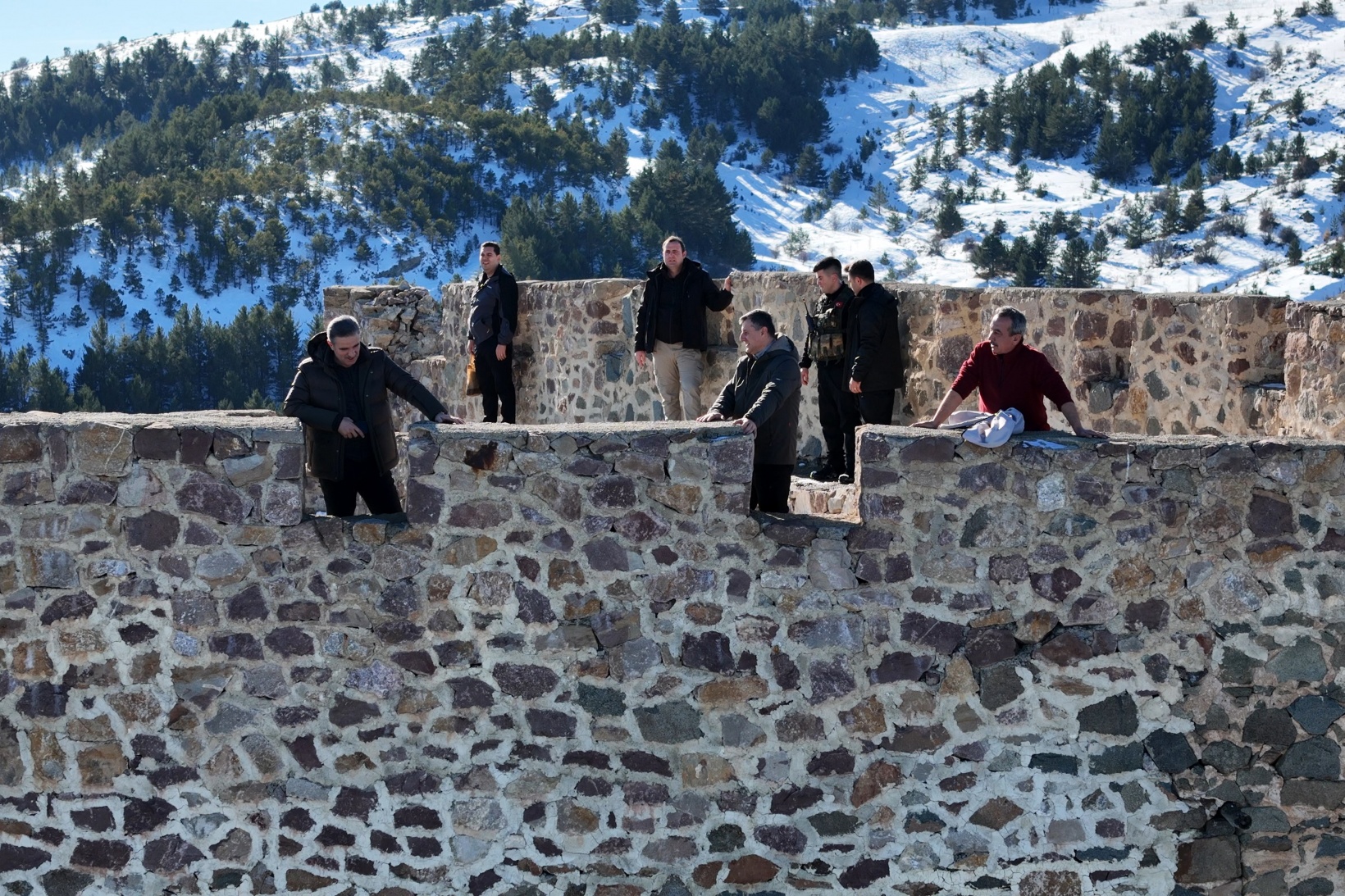Vali Baruş, Gümüşhane’nin tarihi kalelerini inceledi 16
