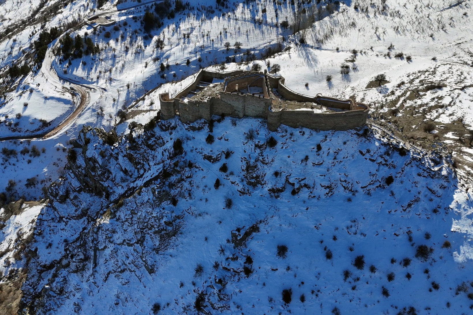 Vali Baruş, Gümüşhane’nin tarihi kalelerini inceledi 31