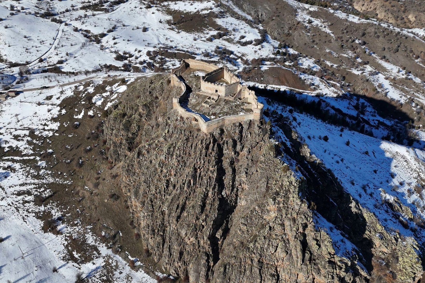 Vali Baruş, Gümüşhane’nin tarihi kalelerini inceledi 29