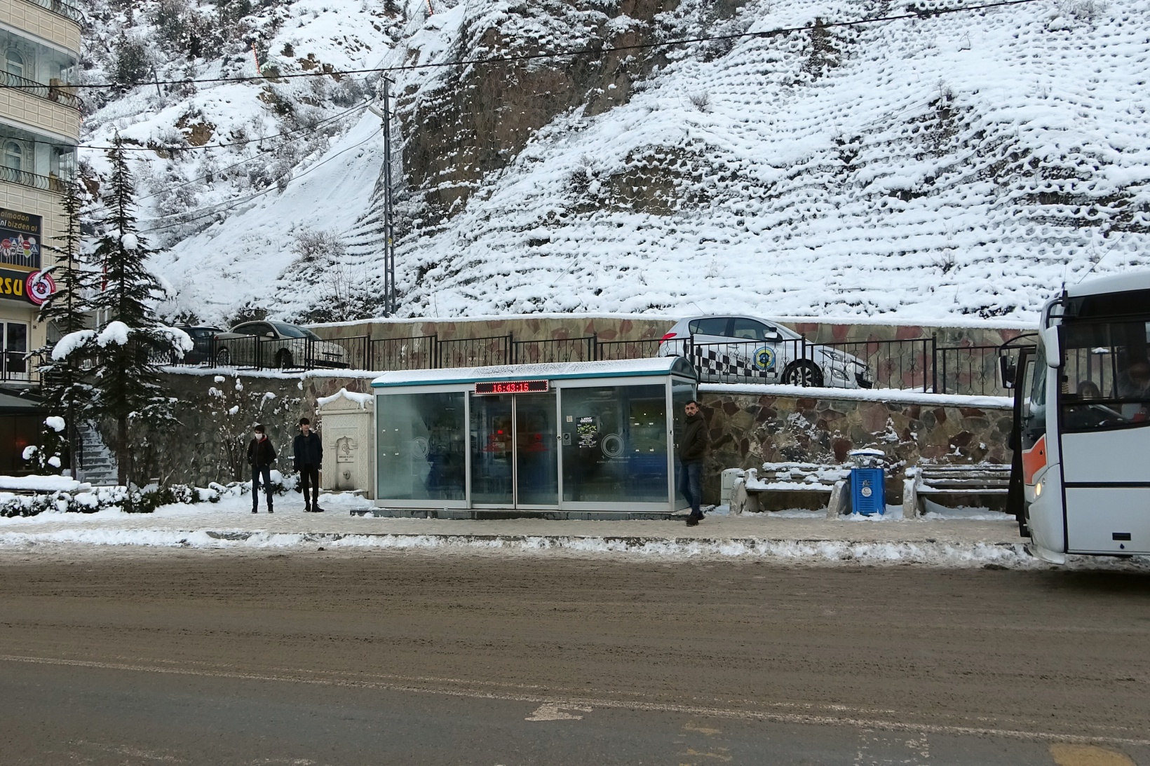 Klimalı duraklar kış aylarında vatandaşların imdadına yetişiyor 6