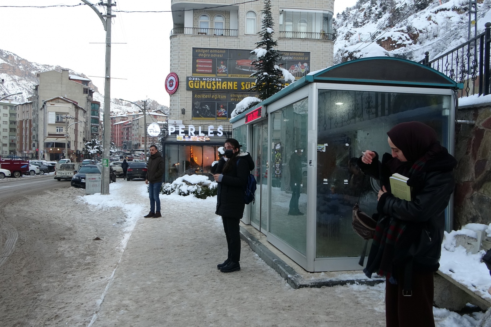 Klimalı duraklar kış aylarında vatandaşların imdadına yetişiyor 8