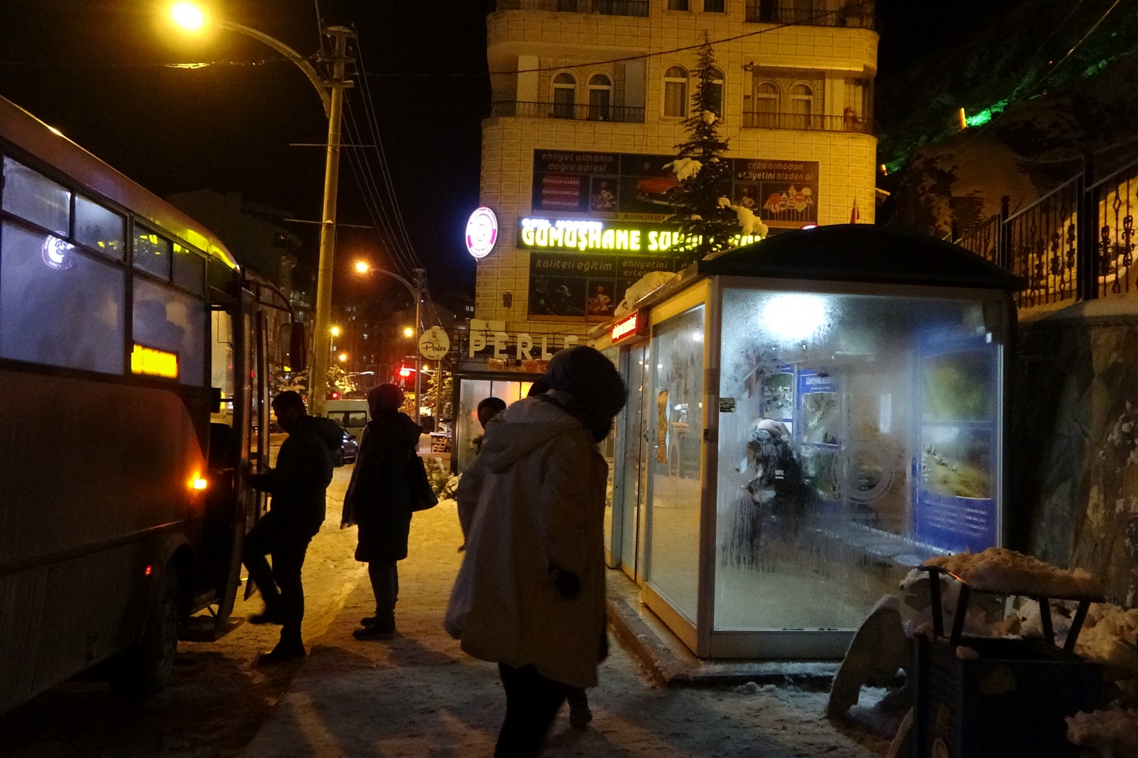 Klimalı duraklar kış aylarında vatandaşların imdadına yetişiyor 15