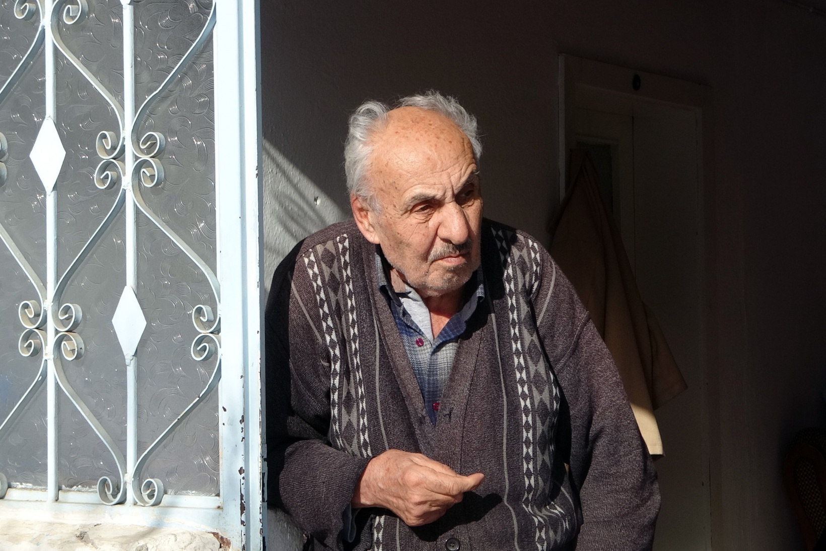 Gönüllü gençler yaşlı vatandaşların yardımına koşuyor 9