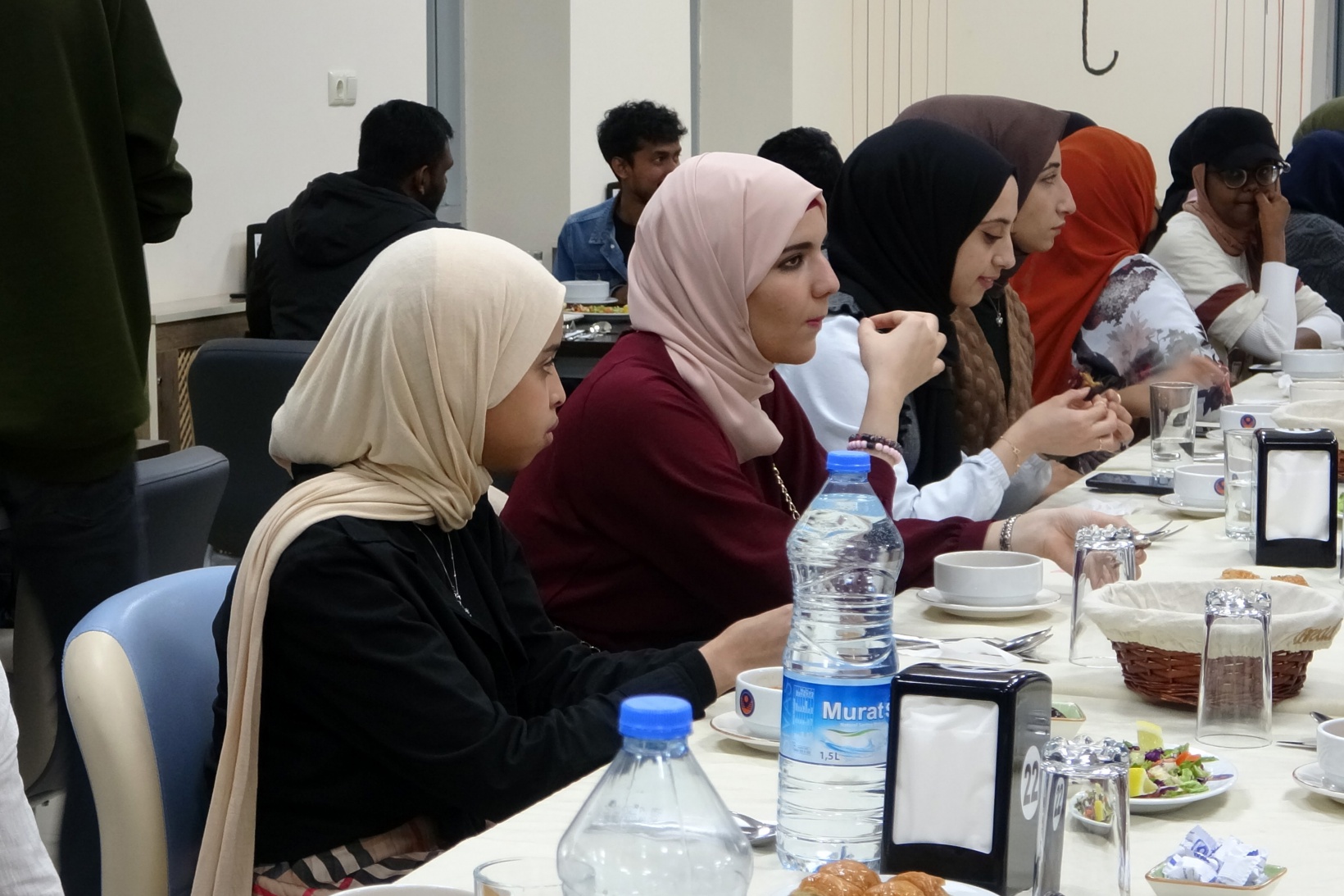 Vatanlarından onbinlerce kilometre uzakta iftar yaptılar 8