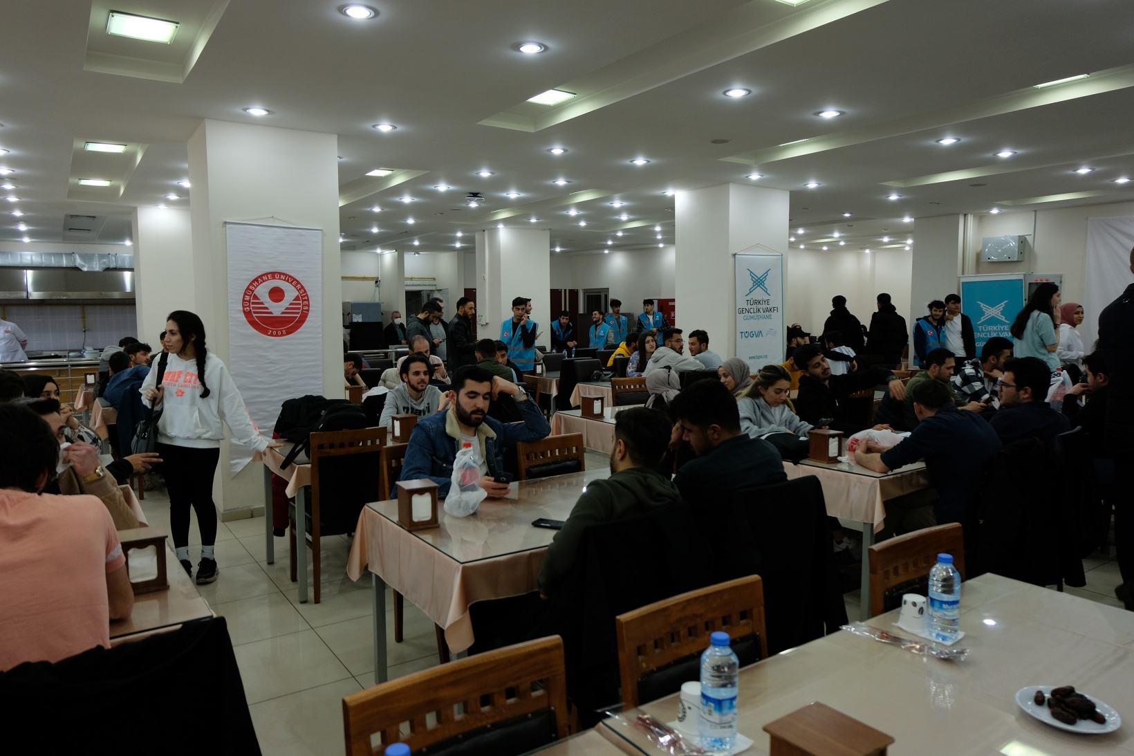 TÜGVA Genel Başkanı Eminoğlu Gümüşhane’de 1300 öğrenciyle iftar yaptı  3