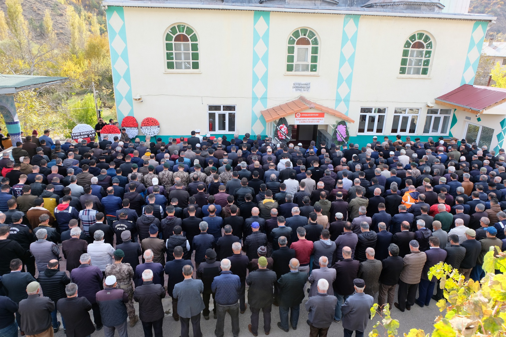 Genç yaşta kalp krizi geçiren polis memuru son yolculuğuna uğurlandı 13