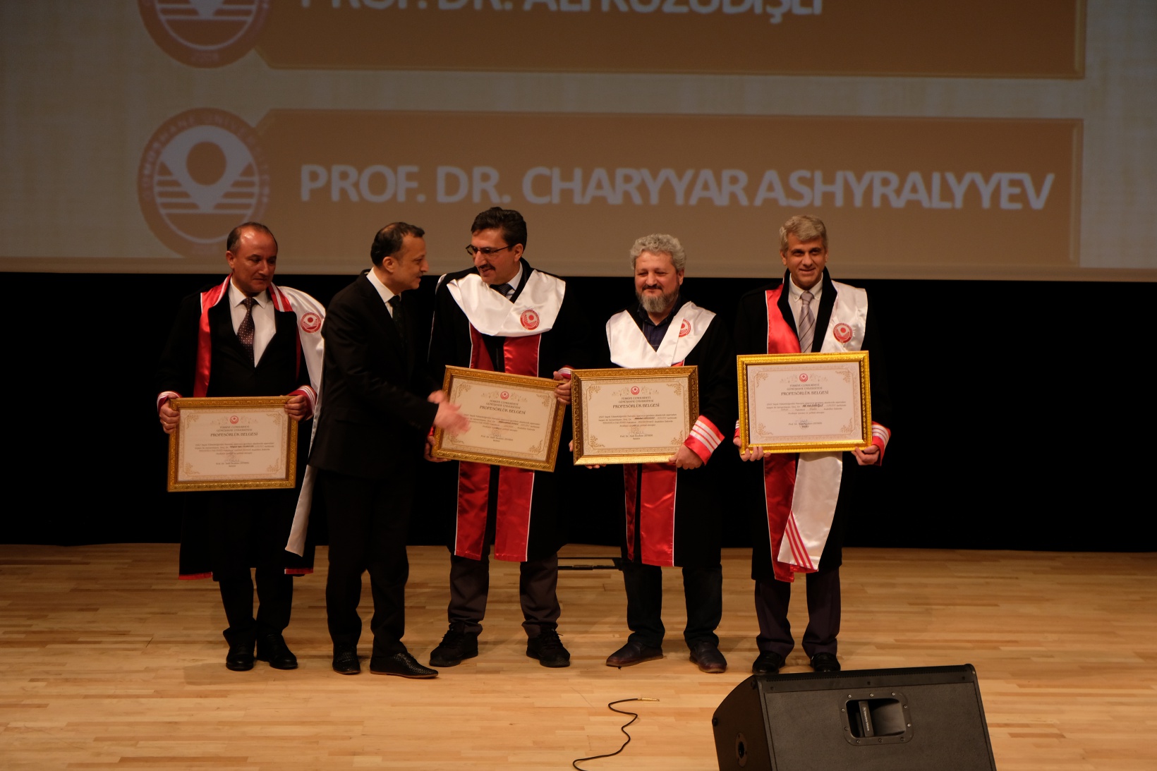 GÜ’de Akademik Cübbe Giyme ve Belge Takdim Töreni gerçekleştirildi 14