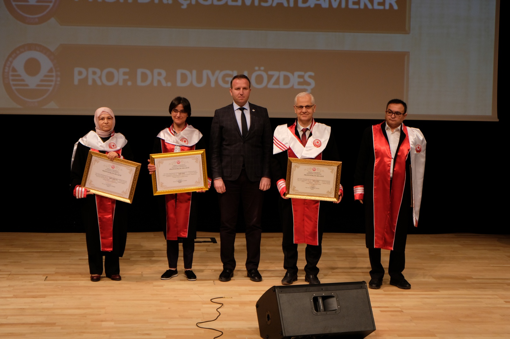 GÜ’de Akademik Cübbe Giyme ve Belge Takdim Töreni gerçekleştirildi 4