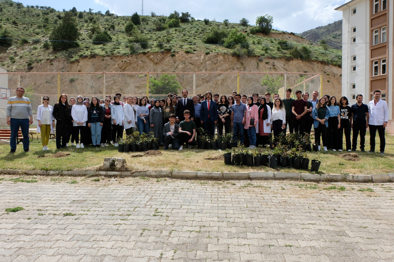 Fen Lisesine 75 gül fidanı dikildi 4