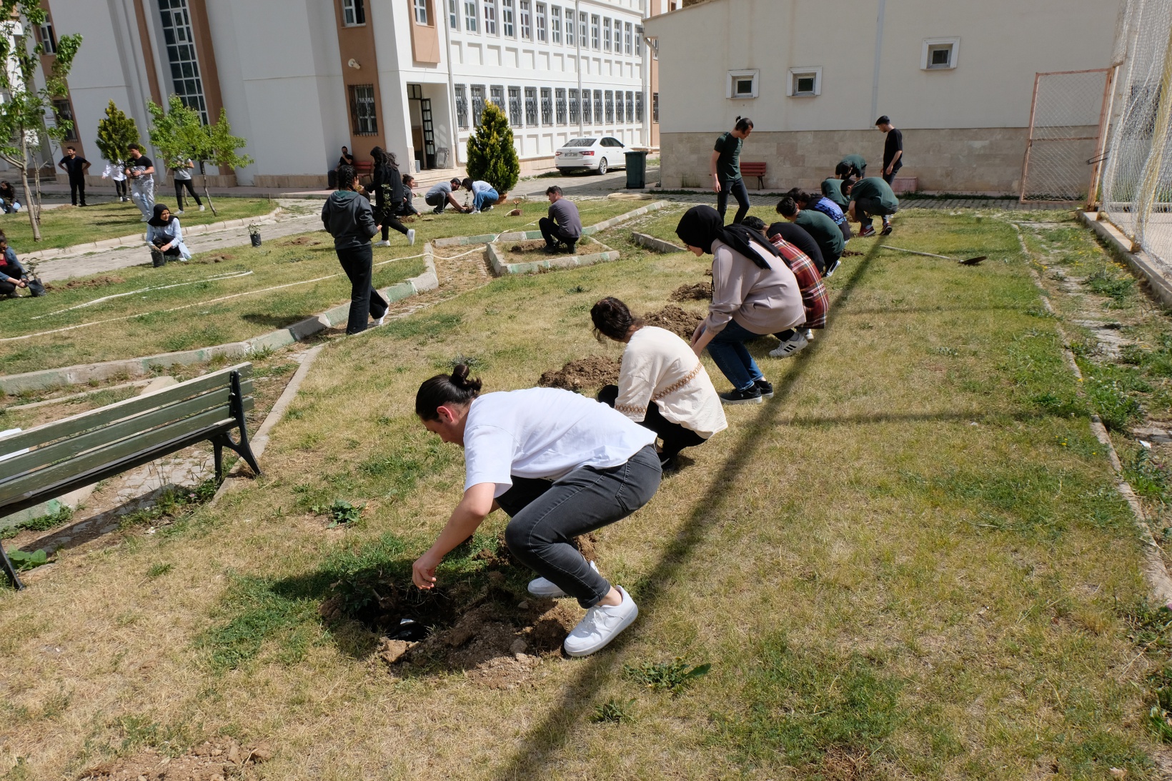 Fen Lisesine 75 gül fidanı dikildi 6