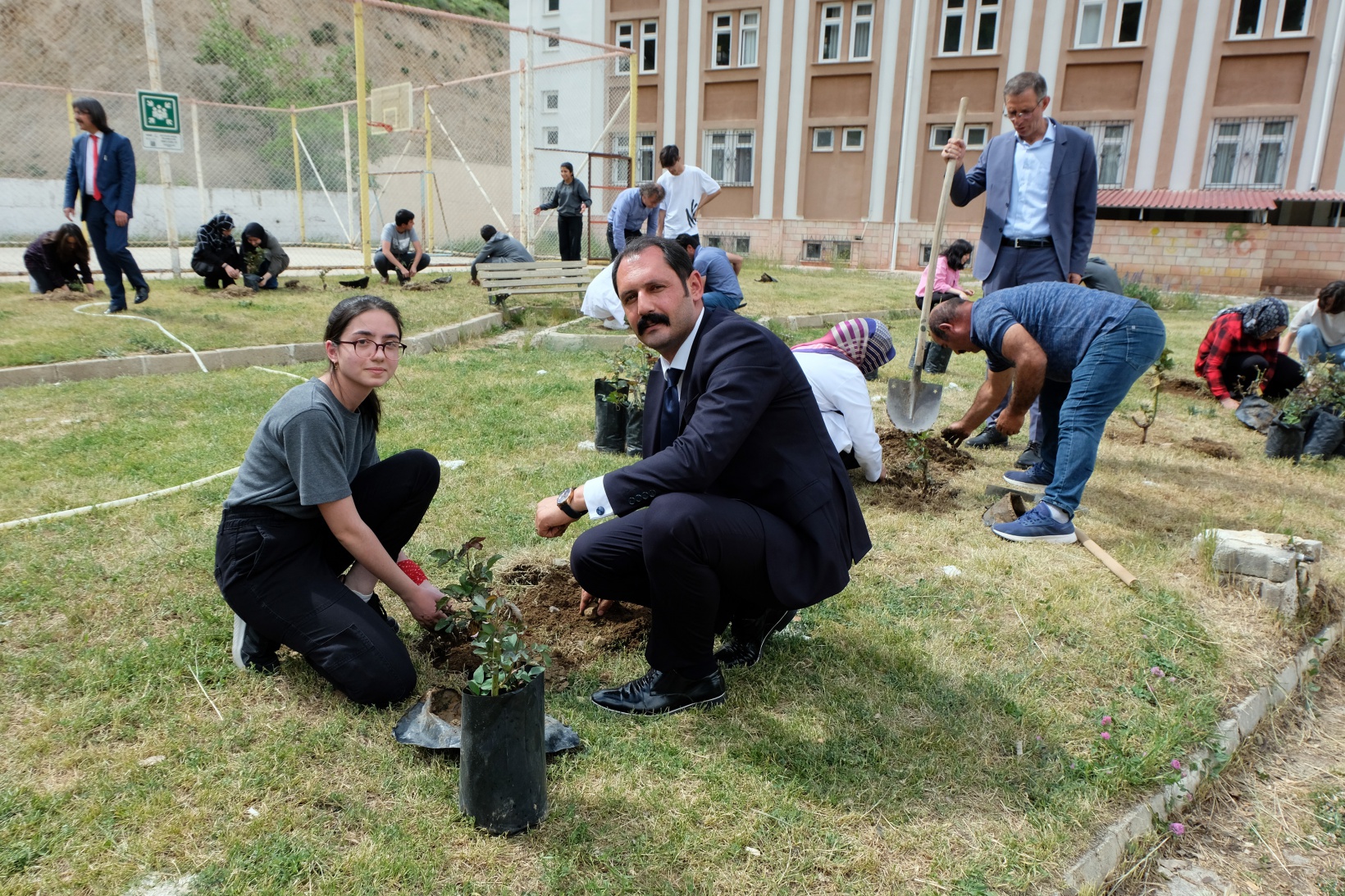 Fen Lisesine 75 gül fidanı dikildi 3