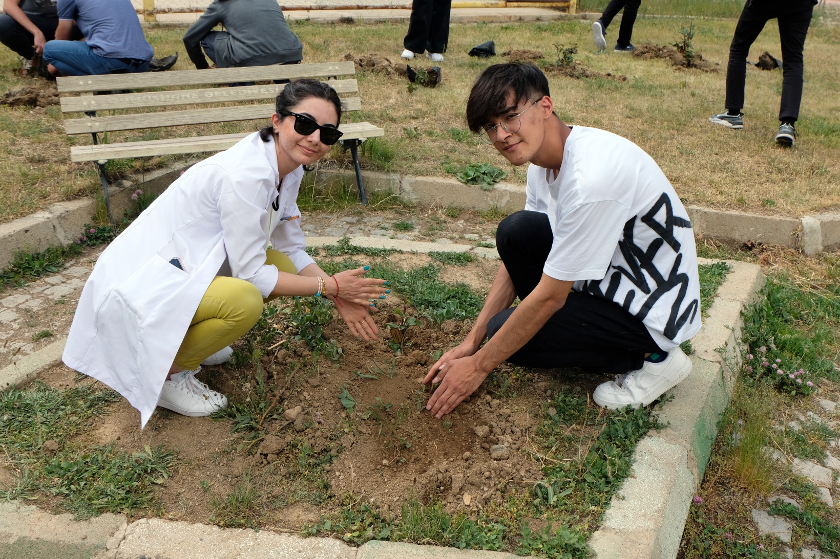 Fen Lisesine 75 gül fidanı dikildi 2